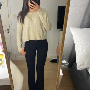 Beige stickad tröja från H&M - Säljer en mysig beige stickad tröja från H&M. Tröjan har en rund halsringning och långa ärmar, perfekt för kyligare dagar. Den är enkel och stilren, vilket gör den lätt att matcha med olika outfits.
