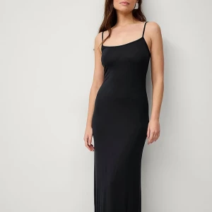 Svart Klänning GinaTricot - Elegant svart långklänning med tunna axelband och figurnära passform. Perfekt för en sommarkväll. Klänningen har inga defekter då den är oanvänd, saknar prislapp. Storlek xs men väldigt stretchig💘