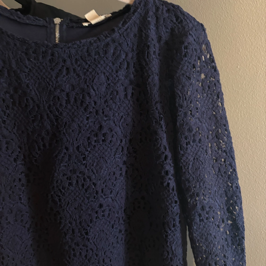 Mörkblå spetsblus - 1