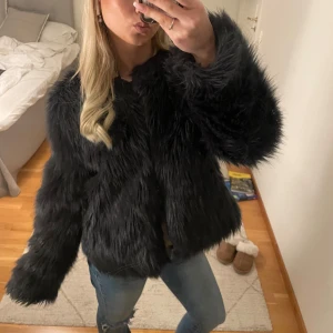 Mörkblå fuskpäls jacka - Säljer en snygg fusk pälsjacka från NAKD. Dock finns bara två knappar att knäppa på den.❤️Vänligen acceptera att priset ej är förhandlingsbart.