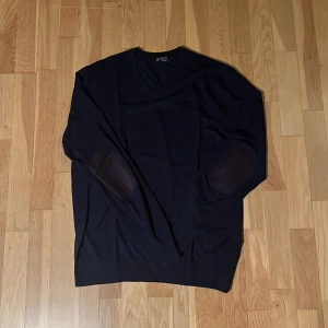 Mörk blå tröja från Hackett - Snygg svart tröja från Hackett med v-ringning. 