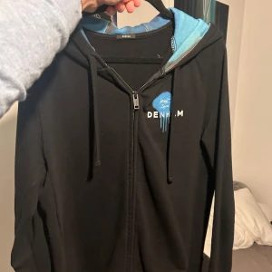 Denham hoodie - Svart Designer brand Denham Hoodie. Otroligt snygg, fina tryck både fram och bak och färg i luvan. Köpt för ca 2600kr. Knappt använd. Storlek S men passar M. Mer bilder och beskrivning finns om så önskas. Pris kan diskuteras:) Mvh/ Philip