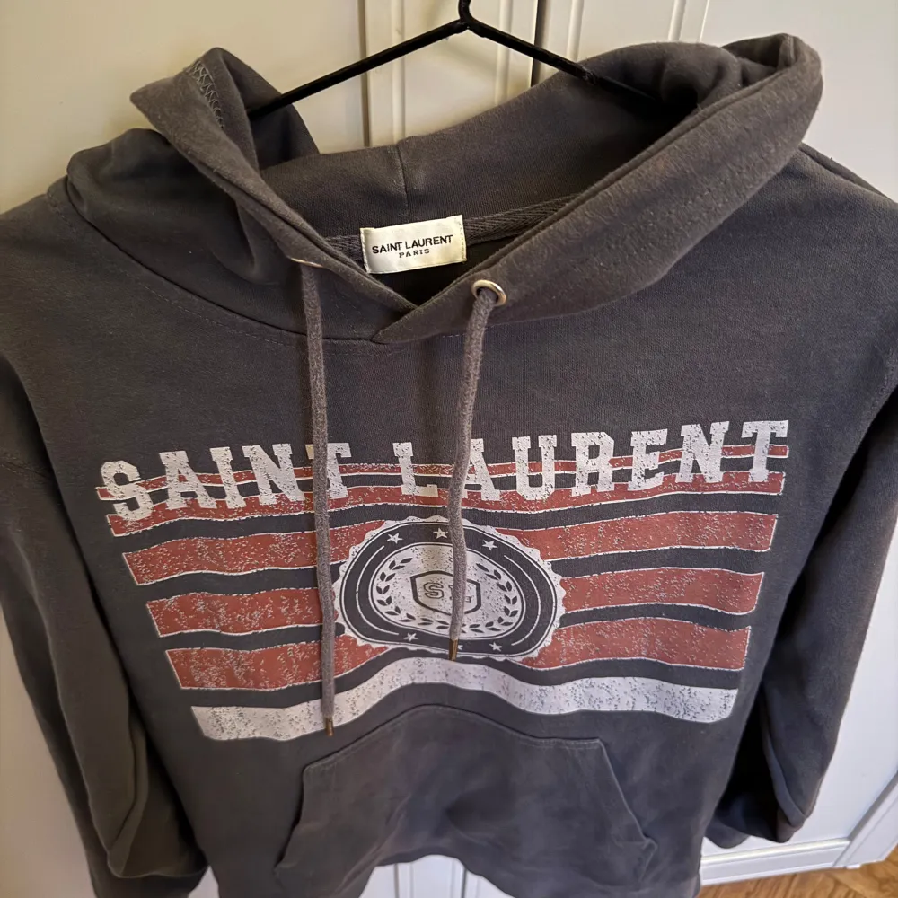 Säljer en sjukt snygg Saint Laurent hoodie som är väldigt eftertraktad. Mitt pris: 4000 kr. Skicket är 9/10 och knappt använd. Frågor och funderingar skriv🙌🏼. Neuletakit & Villapaidat.