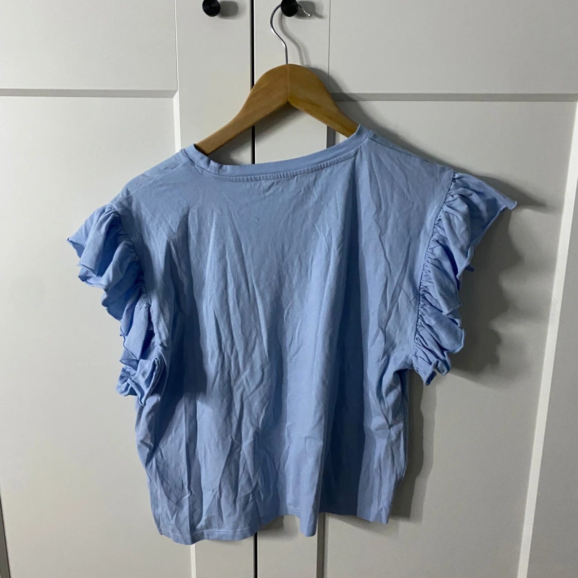 Blå topp med volangärmar från Zara - 90