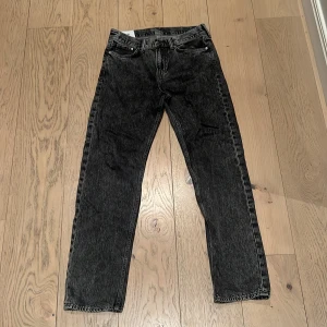 Svarta jeans från H&M 30/32 - Snygga svarta jeans från H&M i relaxed fit. Väldigt sköna men har växt ut dem W: 30 L: 32