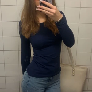 Basic tröja ifrån Anna Field - En jätte fin basic tröja ifrån Anna Field som är nästan helt ny❤️ kan såklart skicka mer bilder eller sänka pris lite🫶🏽