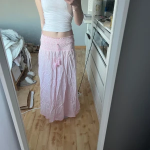 Långlkjol - Säljer då den inte längre kommer till användning. Lite skrynklig för den har legat i garderoben under vintern men är lätt att stryka till. Storlek 158/164💕