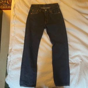 Levi's 501 jeans i mörkblå denim - Measurements: Levi’s Dark blue (W 30) (L 32)  Waist - 38 cm (15 inc) Rise - 25 cm (10 inc) Inseam - 75cm (27 inch) Leg Opening - 20 cm( (8inch