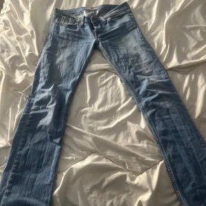 Jeans lågmidjade fornarina - Säljer mina blåa fornarina jeans. Jeansen är i okej skick men har lite skador men enkelt att fixa, de slutar på ungefär halva höftbenet så väldigt lågmidjade