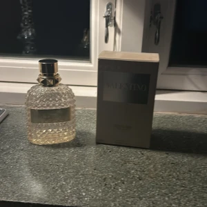 Valentino boen in Roma the gold uomo EdT - Tjena säljer min valentino parfym då jag märker att jag inte använder den, det är ca 87 ml kvar. Den köptes från kicks för 1300 kr har kvitto. Topp noterna är vanilj och bärnsten. Den går att ha året runt men en väldigt bra parfym nu på vintern och inför våren. Hör gärna av er om ni har några frågor. OBS!!! Byten är intressant så var inte rädd att komma med förslag.