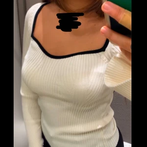 Vit ribbad tröja från Gina Tricot - Slutsåld tröja från gina tricot, supersnygg sittning och har en ”tight” passning vid midjan pga sömmarna på tröjan😍 Säljer då den tyvärr aldrig kommit till användning. Storlek XS men tröjan är stretchig så passar nog större storlek med🩷