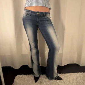 Blå bootcut jeans - Snygga blå bootcut jeans. Bra skick, använt sällan💕