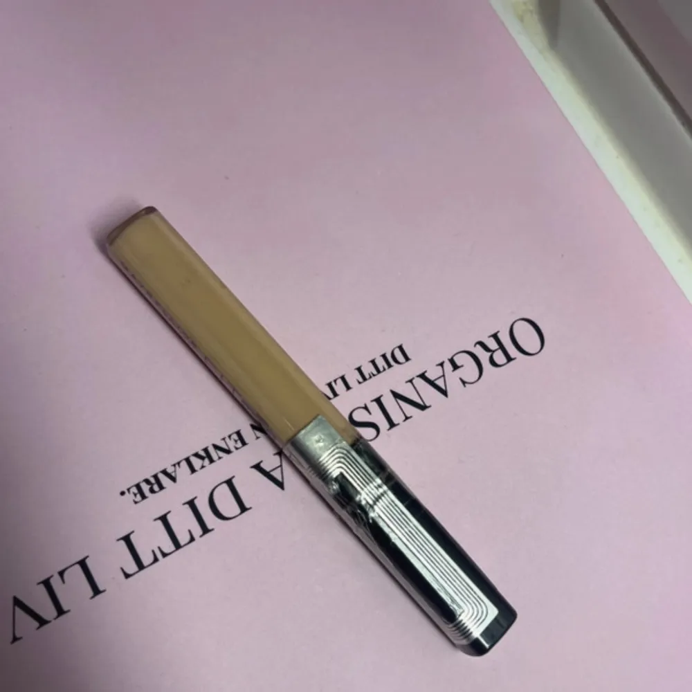 Maybelline Fit Me Concealer i en ljus nyans. Perfekt för att täcka ojämnheter och ge en naturlig finish. Kommer i en smidig tub med applikator för enkel applicering.aldrig öppnad och inte använd produkt. Färgen 20 sand. Säljer 75 kronor.  . Beauty.