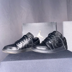 Svarta Nike Air Jordans - Snygga svarta Nike Air Jordans i skinn med klassisk snörning. Perfekta för en stilren look. Är använda max 5 gånger växte ut dom snabbt. Kan sänka priset