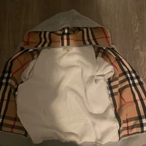 Grå huvtröja från Burberry - Nackdelar: tröjan har förlorat sina snören och även är zip på tröjan skadad därmed är priset nedsatt till någon som vill fixa osv😁