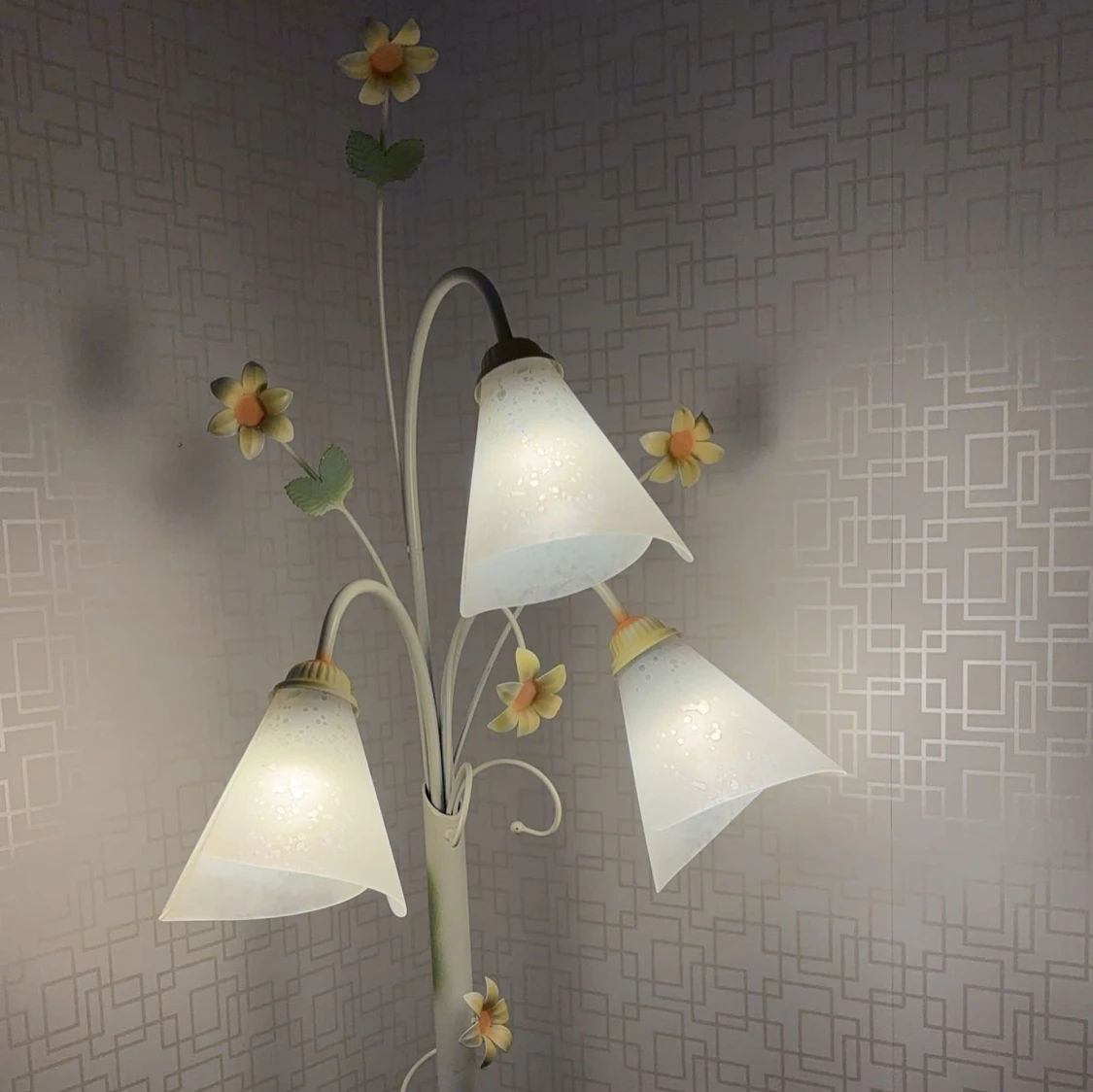 En vacker stå lampa med dekorations blommor