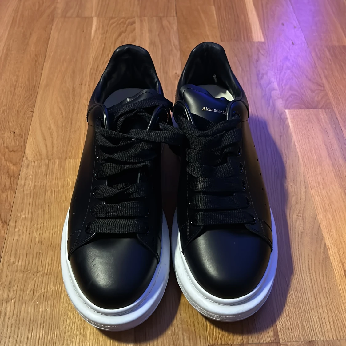 Svarta sneakers från Alexander McQueen - 1