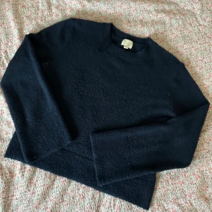 Marinblå stickad tröja från H&M - Tröjan har långa ärmar som är lite vidare nertill. Använd ett fåtal gånger men är tyvärr lite nopprig, men det går ju att fixa såklart om man vill!🥰