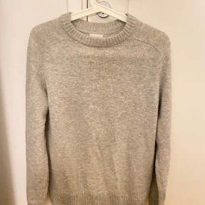 Grå stickad tröja - Mysig grå stickad tröja med rund halsringning från H&M varan är använd men bra skick                          Storlek Xs
