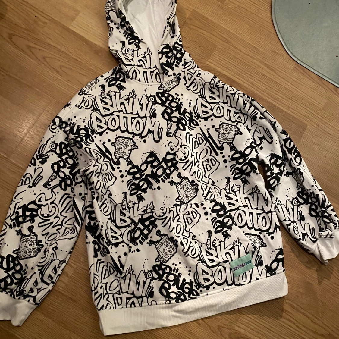 Svartvit mönstrad mjukisbyxa från Divided. Stolek i hoodie XS. 100kr för hoodien. Byxorna 150. - 2