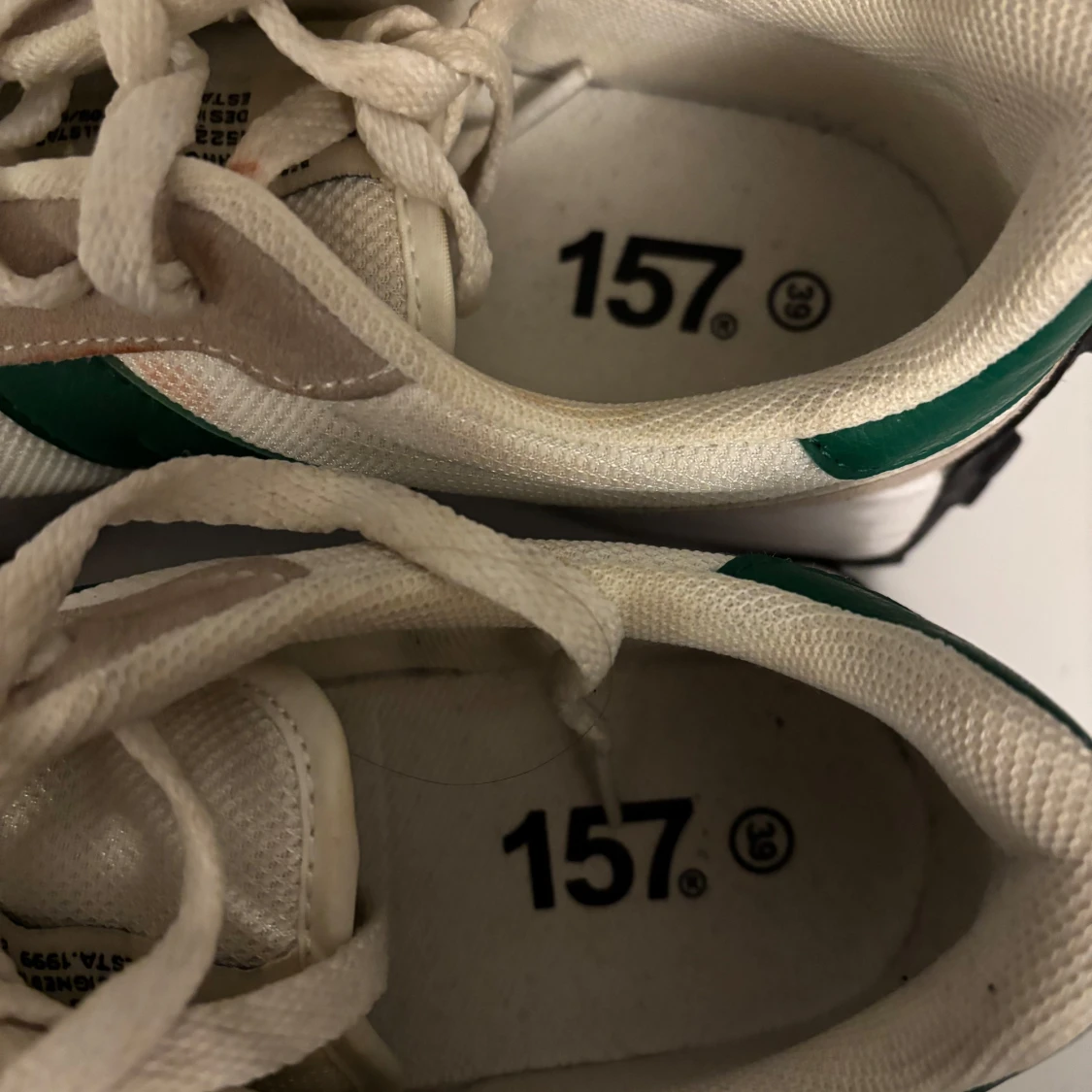 Beige och gröna sneakers - 93