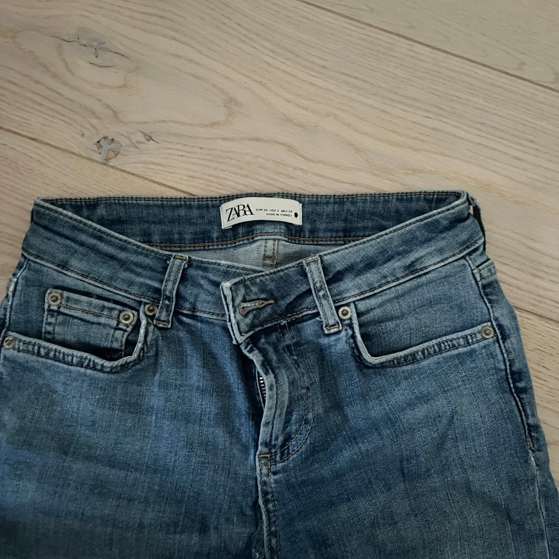 Blå bootcut jeans från Zara - 90