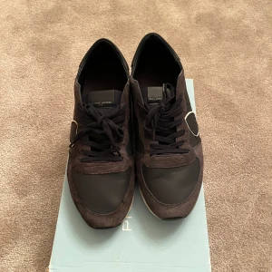 Mörkblåa Philippe Model Trainers storlek 42 - Säljer dessa riktigt snygga Philippe Model Trainers. Nästintill nya och perfekta nu under vintern. Skorna är i bra skick och sitter normalt storleksmässigt (42). Digitalt kvitto från miinto tillkommer. Bara o höra av sig för fler bilder och några som helst frågor eller funderingar. Börjar vid 900, men billigare vid snabb affär.