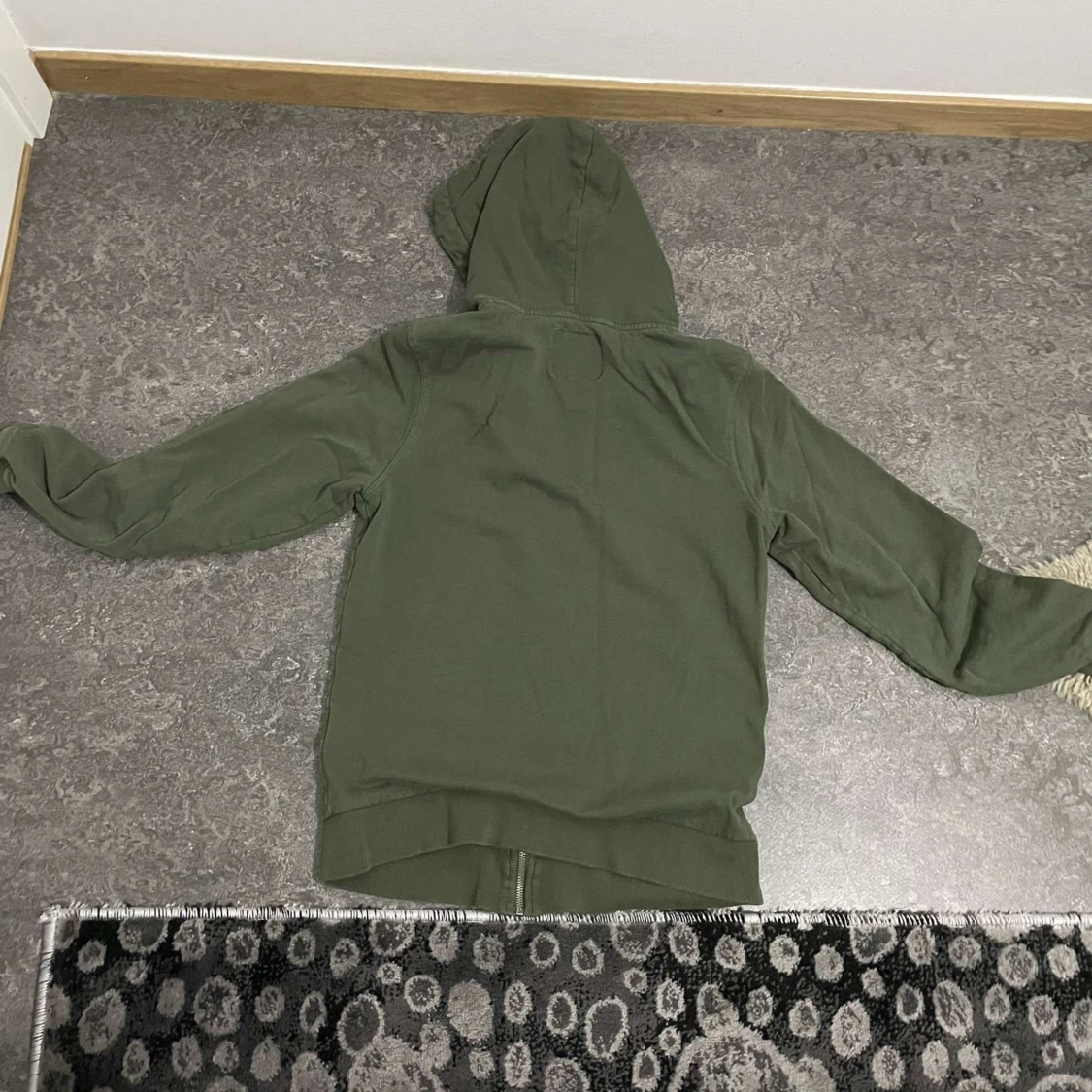 Grön huvtröja med dragkedja