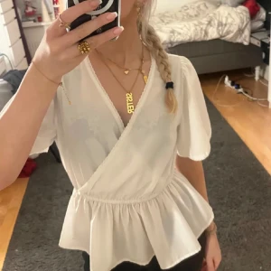 Vit omlottblus - Jättegullig sommartopp som inte har några defekter alls. Priset går att diskutera och har ni frågor skriv privat💞 passar mig som är 1,62