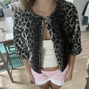 Leopardmönstrad jacka/bolero från Allegra - Snygg leopardmönstrad jacka/bolero från Allegra med trekvartsärm och en stor knapp framtill. Strl L men skulle säga att den passar XS-L🥰