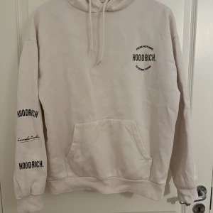 Hoodrich tröja - Vit hoodrich tröja köpt från Jd sports i Stockholm, storlek xs men passar S 