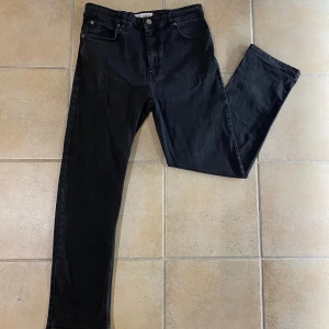 Svarta strait-fit jeans JUST JUNKIES - Svarta jeans med strait-fit (lite loose-fit) passform från just junkies. Storlek 31/30. Skick 9/10(knappt använda & inget slitage eller så). Pris 100kr!