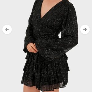 Glitter klänning - En super fin glittrig klänning som är använd 1 gång, den är från meet me there och i XXS/Xs🫶🏼🫶🏼 ( intressekoll )