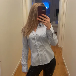 Fin skjorta  - Fin ljusblå skjorta ifrån H&M, jätte fint skick!