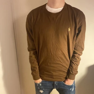 Ralph Lauren Tröja 100% Cotton - Vi säljer en finfin Ralph Lauren Tröja/Pullover i Storlek M perfekt över en skjorta eller en t-shirt✅ Modellen är 181 och väger 68 kg🌟