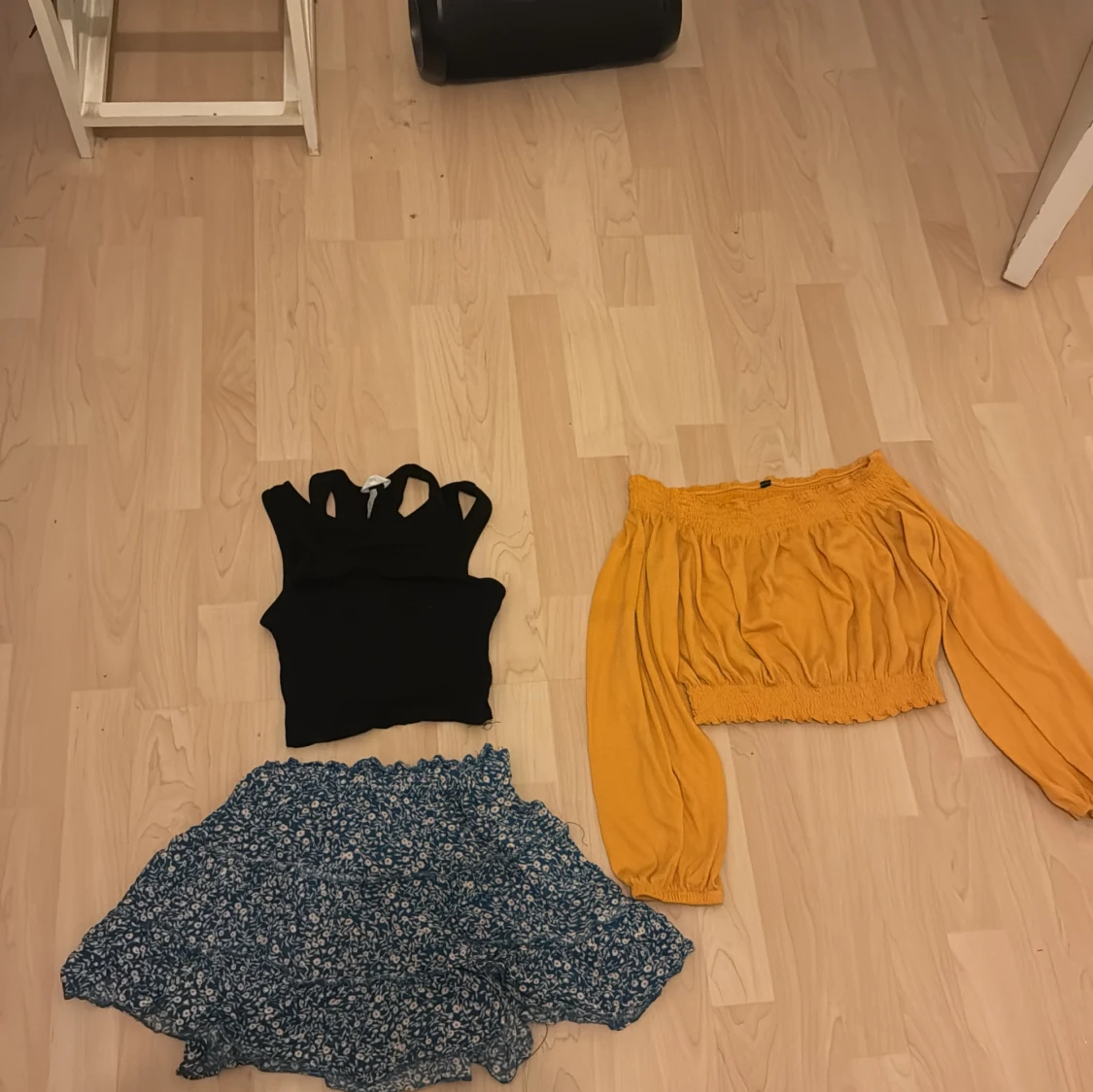 Svart ribbad topp och senapsgul offshoulder blus - 92