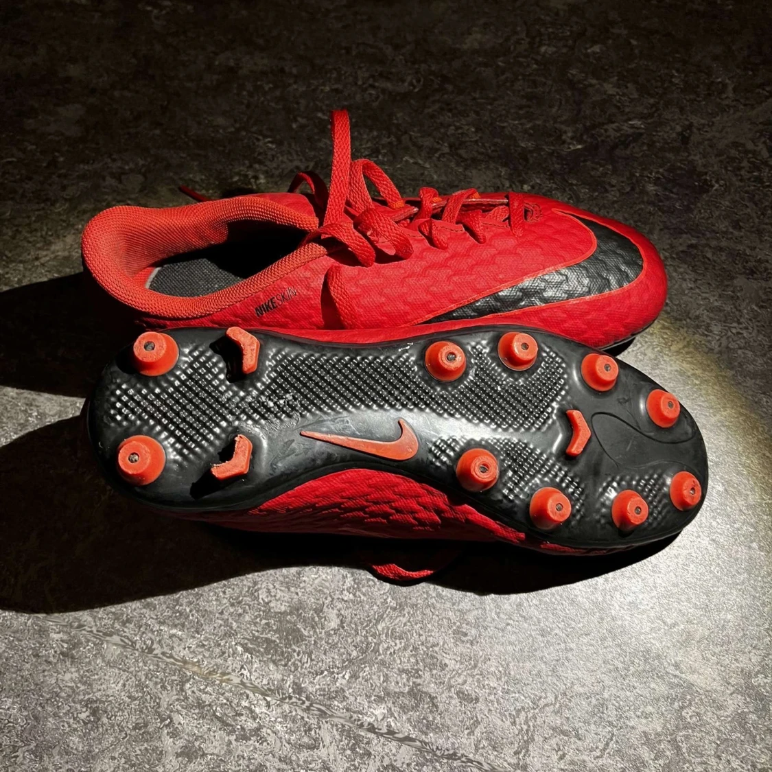 Röda Nike Hypervenom fotbollsskor