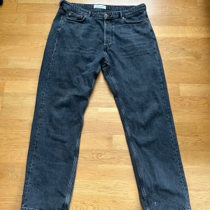 Svarta jeans från Samsøe - Svarta raka jeans från Samsøe, storlek 33/32 relativt oanvända - bra skick. Nypris: 1400kr