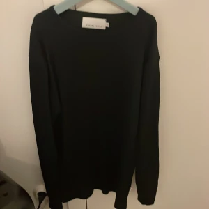 Snygg svart merinoulls tröja från casual friday  - Snygg basic tröja från casual friday i bra skick och med ett väldigt bra pris