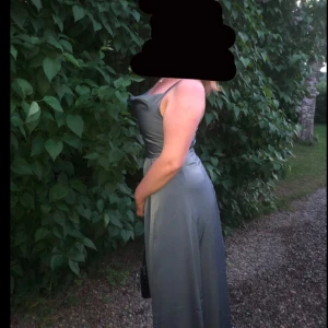 Blå balklänning  - Blå balklänning från bubbleroom i storlek 38. Använd en gång.