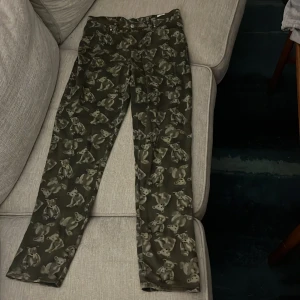 Jeans med björnar  - Feta jeans med Björn detaljer på som liknar Palm angels jeans!