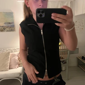 Svart zara topp med dragkedja - Snygg svart Zara topp med dragkedja framtill, skriv vid intresse! Liten i storleken (jag bär oftast S/M) 🥰