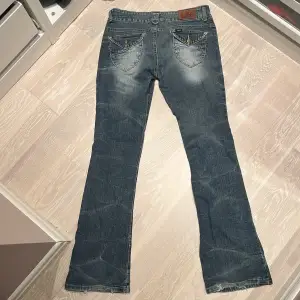 Supersnygga Lågmidjade bootcut lee jeans köpta i Paris. Säljer pga att de är försmå. Finns ett snöre på insidan av midjan ( inget som syns när man har på sig de) 