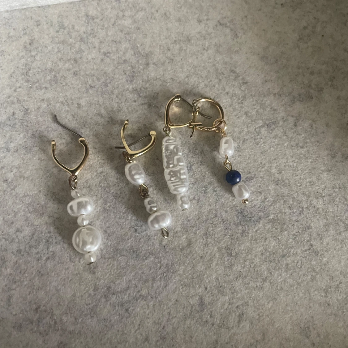 Guldörhängen med vita pärlor och blå detalj - 91