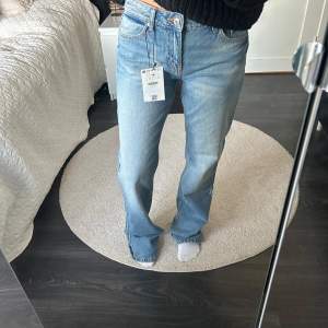 Säljer dessa slutsålda jeans från bershka. Storlek 36, nyköpta har kvar prislapp. Nypris 399kr💕