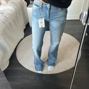 Bershka jeans - Säljer dessa slutsålda jeans från bershka. Storlek 36, nyköpta har kvar prislapp. Nypris 399kr💕