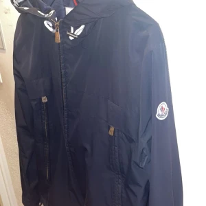 Blå moncler windbreaker  - Rätt så bra skick bara ett litet hår längst ner vid armen 