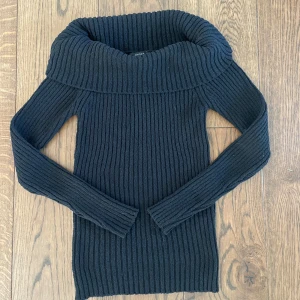 Off shoulder tröja stl S - Oanvänd off shoulder tröja från Lindex. Stl Small 54% återvunnen bomull 46% polyester 