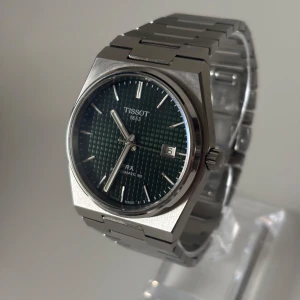Tissot PRX Powermatic 80 -  Modell: Tissot PRX Powermatic 80 (Mörkgrön) • Storlek: 40mm • Referens: T137.407.11.091.00 • År: 2023 • Skick: Mycket Bra • Medföljer: Fullset