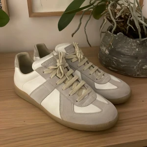 INTRESSEKOLL!! Maison Martin Margiela Gats - !Intressekoll! As snygga gats från Maison Margiela i perfekt skick, köpta för ungefär en månad sedan och använda 3-4 gånger max. Alla tillbehör medföljer och kvitto finns kvar. Detta är en intressekoll så klicka inte på köp nu. 